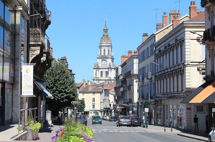 Rue du centre-ville de Bourg-en-Bresse dans l'Ain (01)