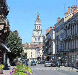 Rue du centre-ville de Bourg-en-Bresse dans l'Ain (01)